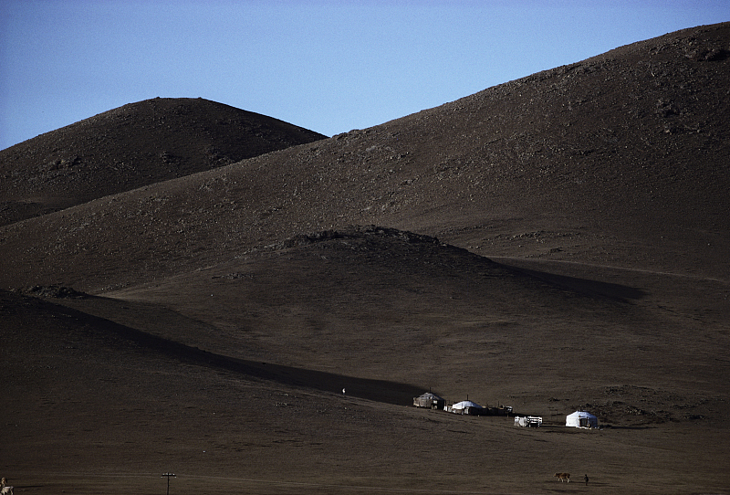 影像中国 在蒙古，中国农民工教当地人修公路，老师能被笨学生气笑了
