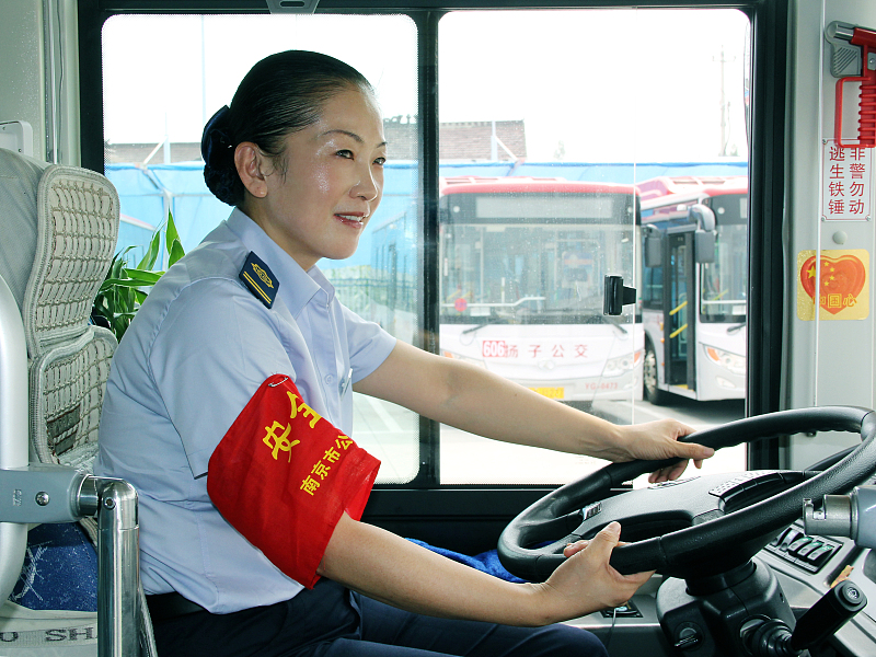 语若语非 午夜,中年女司机!嘉兴酒店地下停车场,一脚油门扎入墙壁