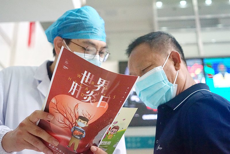言谈健康 46岁男子因10年不体检，不幸肝癌去世，医生：想要肝脏红润，远离2种食物