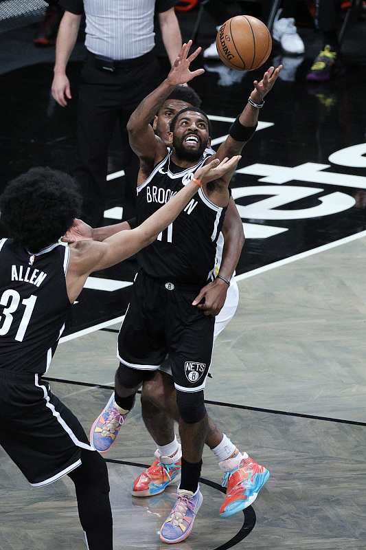 凯里·欧文|破案了，同样打铁，为何只有欧文被痛批？看哈登无奈表情就懂了