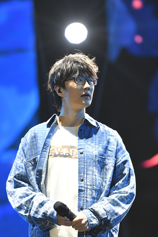 许嵩|啥？许嵩睡粉被曝光了床照？！