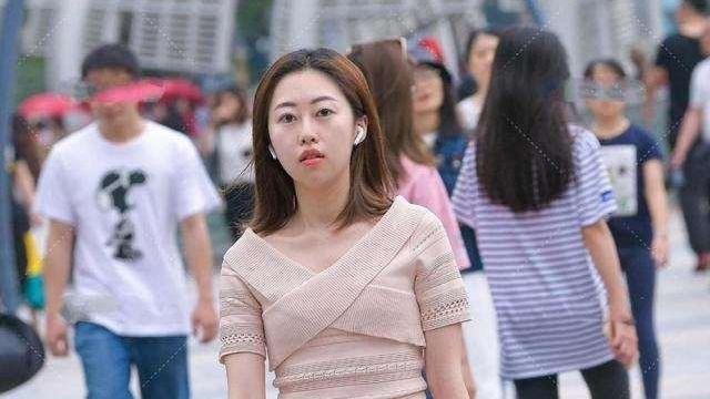 打底裤的穿搭让你化身鬼马精灵,彰显独一无二的魅力,高雅气质