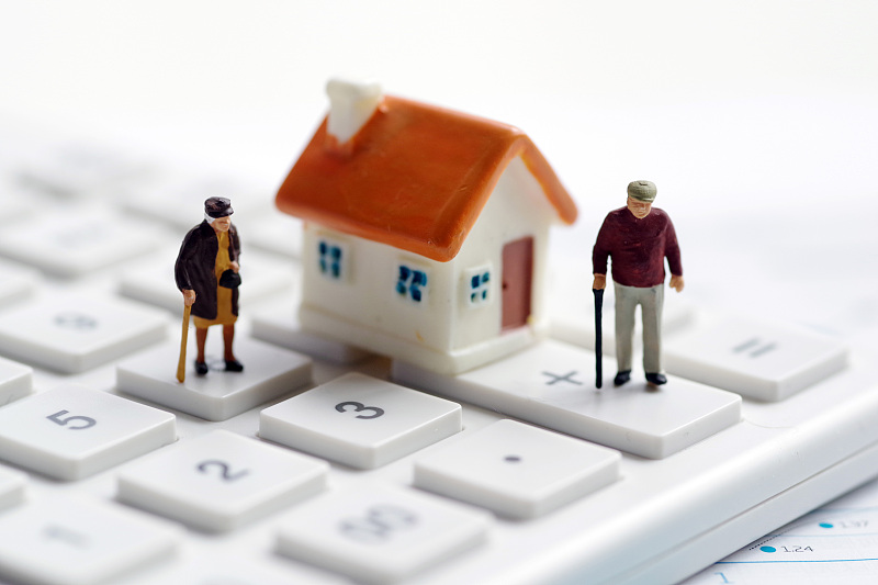 黄金价格 社保每年交10000元保费，交15年，退休后每月领取多少钱？