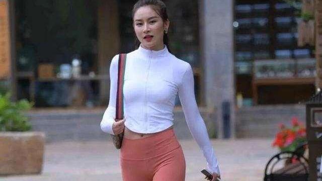 白色长袖高领紧身长上衣搭配暗红紧身长打底裤,休闲,比较显高