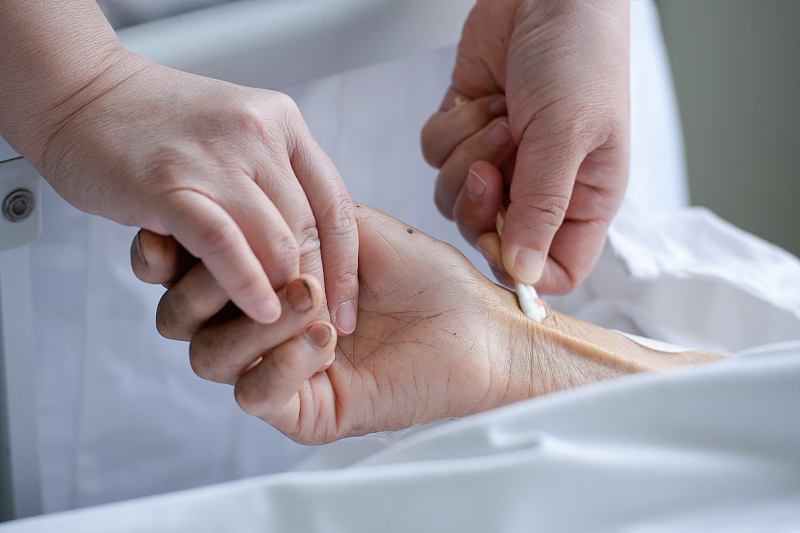 言谈健康 内科医生提醒：3种食物是肝病的“加速器”，若想养好肝，趁早撤离餐桌