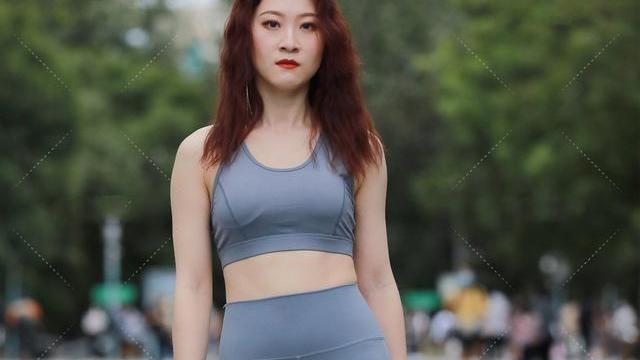 深灰短吊带裹胸搭配深灰紧身长打底裤,甜美可爱,时尚俏皮