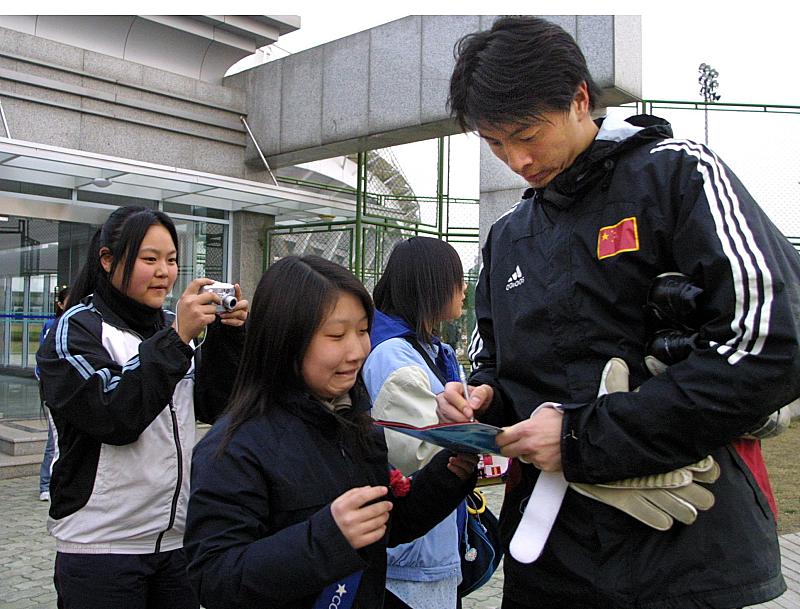 13岁少女自愿“种蛊”?惨遭4次侵犯,饭圈给他们带来了什么