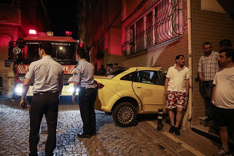 语若语非 午夜,中年女司机!嘉兴酒店地下停车场,一脚油门扎入墙壁