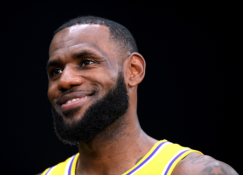 湖人队|湖人迎战尼克斯阵容出炉，3人缺席，塔克待定，詹姆斯状态不错