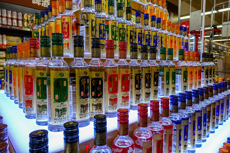 石家庄 事发南通:一男子15天偷30瓶白酒全喝光;点评:浇愁不了反犯法