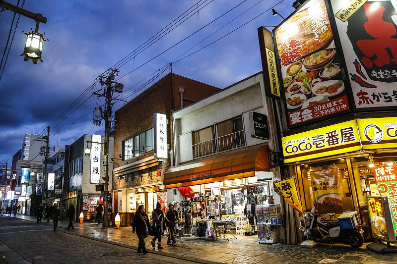 |社会怪象:大量商铺“倒闭”,满大街都是药店、餐饮店和房产中介