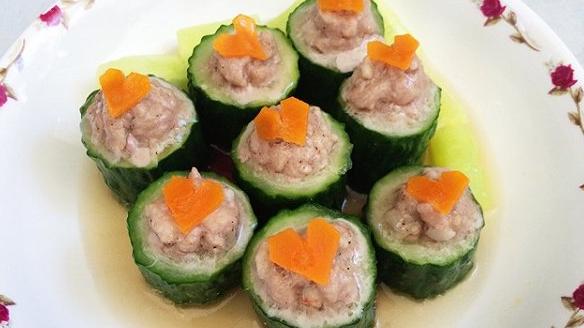 将纳豆切碎,拌入预先炒出香味的白芝麻,装酿在鲜黄瓜槽内