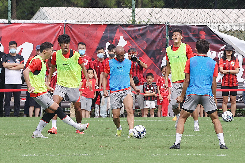 中超|華麗轉(zhuǎn)身！保利尼奧穿關(guān)公戲服加盟上港，哈維爾離開中超執(zhí)教西甲