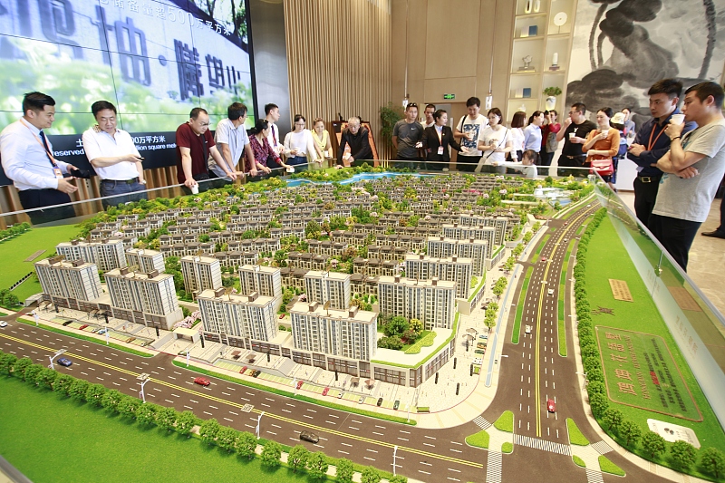 房地产市场|房价从最高2.5万降到8000元左右，销售经理：2015年买的都亏本了
