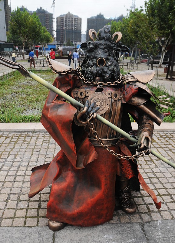 语若语非 常州溧阳一只公水牛突然发狂，撞伤一男飞奔恍如牛魔王，毙了！