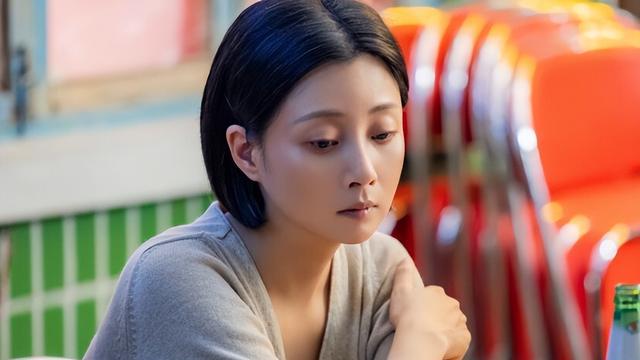 赵丽颖|浙江卫视新推出的《风吹半夏》中，赵丽颖脸上的皱纹，也足以说明该剧的滤镜真实度