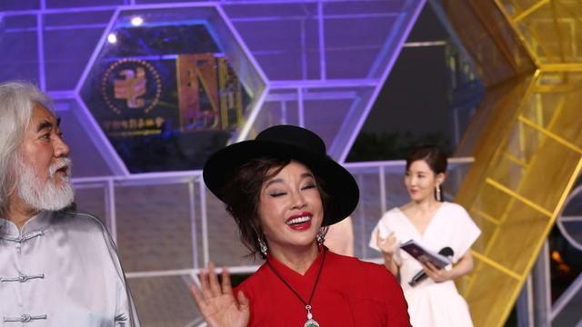 刘晓庆|刘晓庆不再沉迷装嫩了！私下合影都素颜不修图，跟普通奶奶一个样