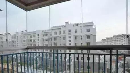 越来越多人家里不封阳台了，如今都流行这样装，太聪明了