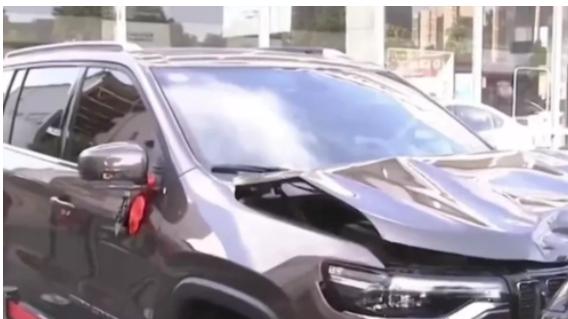 江苏，南京。一女子因被店员忽悠，一气之下开着新买的车连撞车店内7辆新车