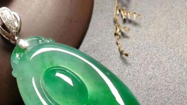 手艺|福与财的完美结合，福贝在翡翠中有何寓意呢？