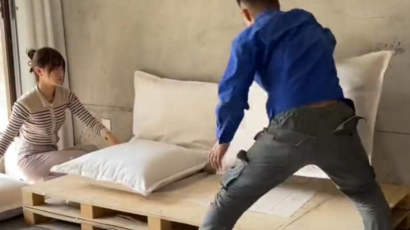 情侣没钱装修入住毛坯房，同甘共苦惹人羡慕