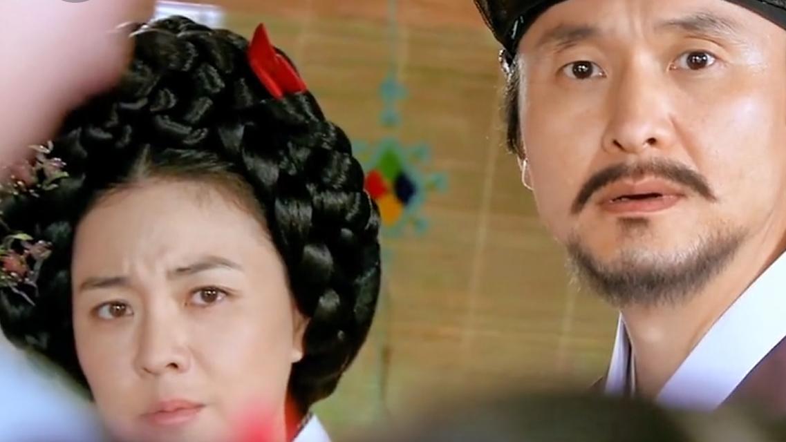 《九尾狐姐姐》：老爷家女儿得了怪病，九尾狐女儿被扔进井里。