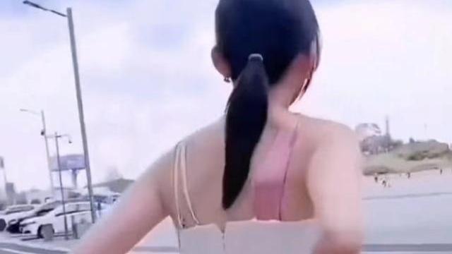 回顾：上海一女子的口罩坏了，从裙子内掏出一个新口罩