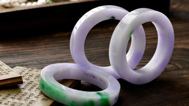 翡翠手镯|白底青翡翠手镯？清爽可人风雅别致，具有历史沉淀的价值和韵味