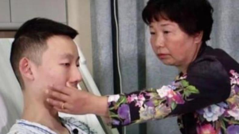 杜新枝二审后反网暴，手拿证件喊话许敏，并点名正义主播遭嘲讽