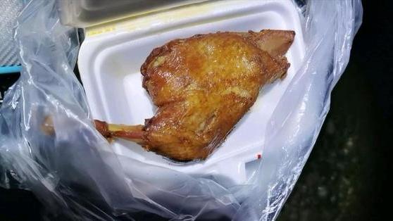 |男子夜钓叫来了外面小哥，还不忘给自己加个鸡腿，网友：神仙日子