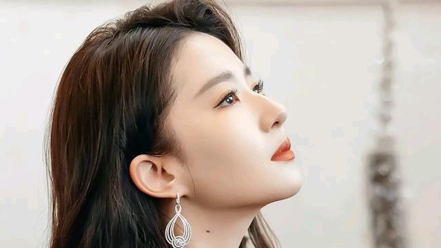 刘亦菲|刘亦菲身穿银色叶子连衣裙，又见当年的神仙姐姐