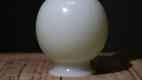 |舊藏和田玉“圆式绳纹贯耳瓶”