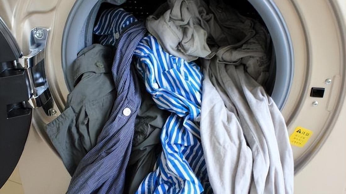 洗衣机|洗衣机下面有个“开关”，很多人都不知道，难怪衣服洗完全是毛絮