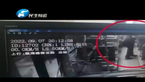 河南郑州，徐女士提着价值百万的物品坐公交，按理说，徐女士会非常小心