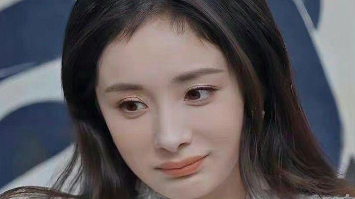 杨幂 杨幂总算颜值回春，梳着胎毛刘海嫩得像少女，撒娇的样子好迷人