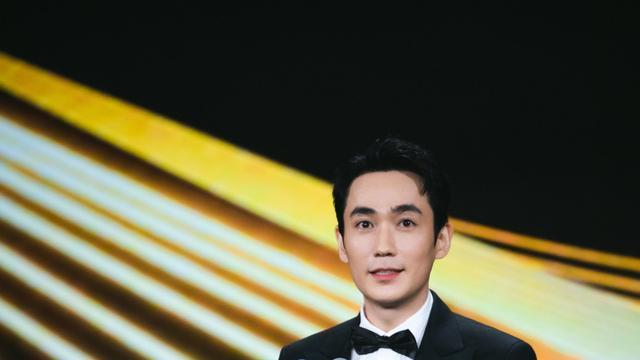 朱一龙|朱一龙：出道12年，拿下金鸡影帝，路还很长，慢慢走