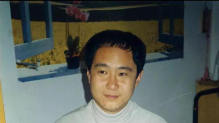 90年北京一流氓犯保外就医后回家结婚，狱警找上门才知被通缉5年