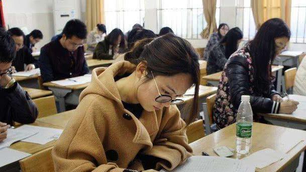 啃老族|985高材生成新型“啃老族”，多次考编失败，如今连份工作都不找