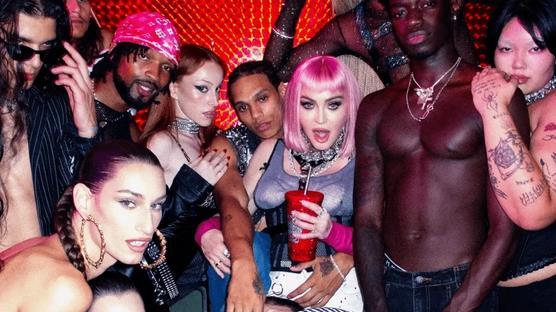 邵美琪|62岁麦当娜晒近照！一头粉发显年轻，夜店与小41岁黑人男友狂欢