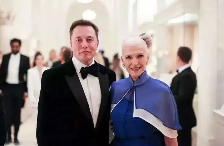 马斯克母亲培养了三个亿万富翁的孩子，但却被家暴九年！
