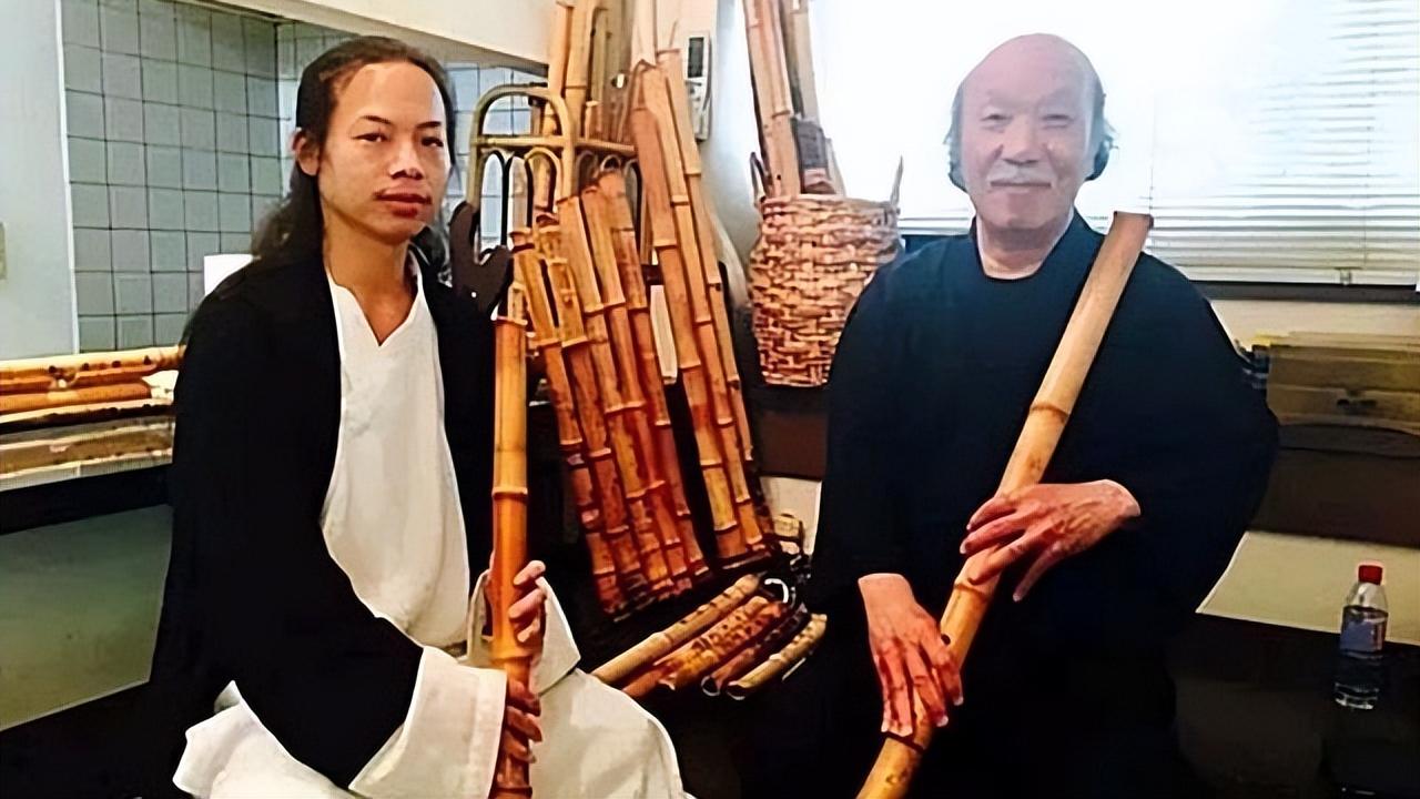 男子隐居深山11年，娶了美女徒弟生了两娃，弟子：师妹成了师娘