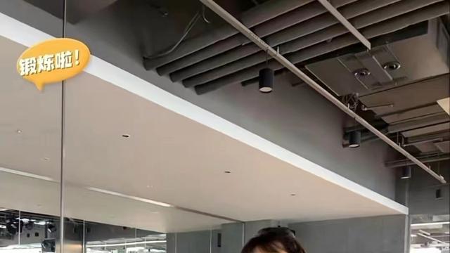 牛莉|49岁牛莉再陷整容风波，身形消瘦锁骨明显