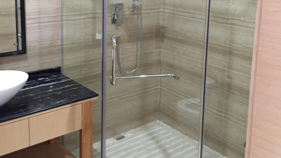 浴室玻璃门的水迹怎么清洁？