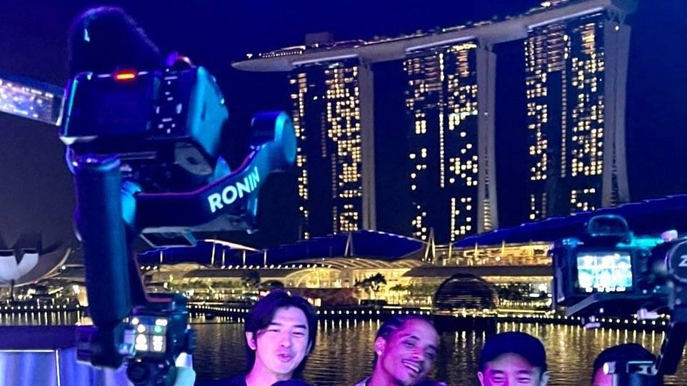 小龙女|成龙爱子房祖名罕见分享和好友聚会照，和妹妹小龙女共用一张脸