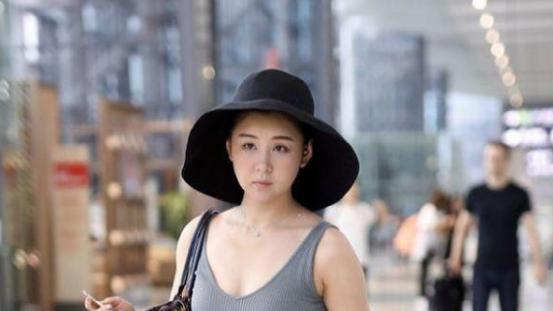 李小萌|李小萌对自己身材太自信！穿低胸吊带走机场，却被“妈妈肚”抢镜