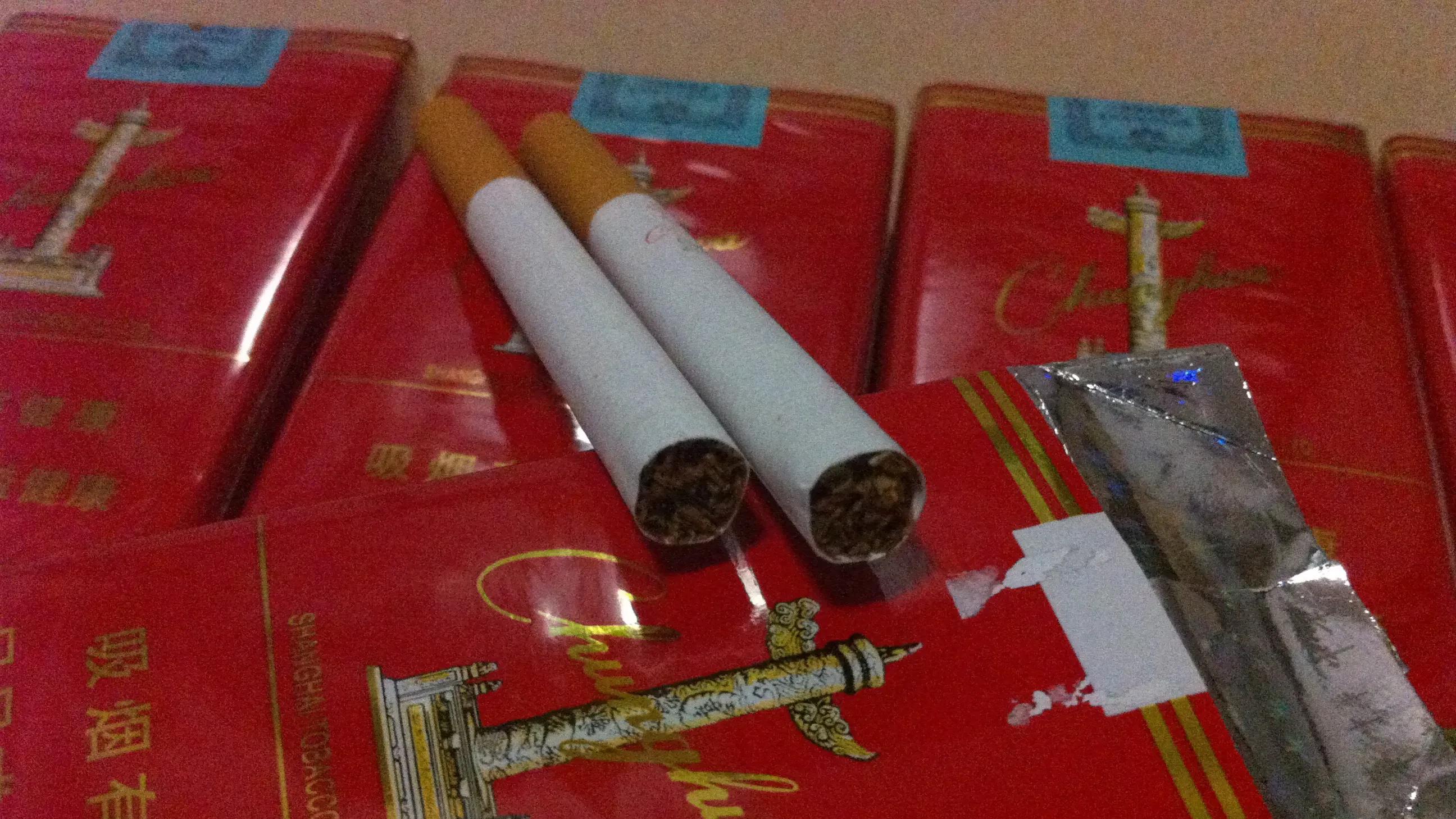 广东广州，一男子到KTV消费时，在附近的商店购买了两包中华香烟。