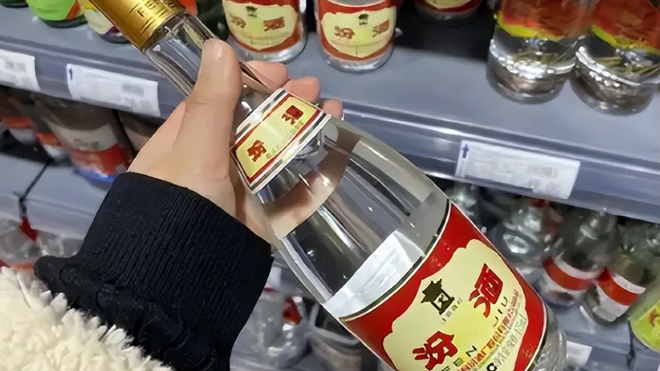 安徽64岁富商晒“酒柜”，竟无一瓶茅台，直言：不再为了面子喝酒