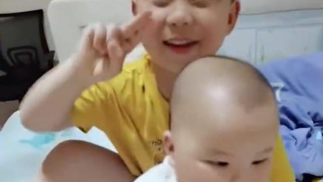 笑哭！安徽一男孩在妹妹头上画地图，开心炫耀，妈妈反应亮了