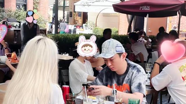 王思聪|王思聪带女友慎婕餐厅吃饭，脸部浮肿亲密热聊