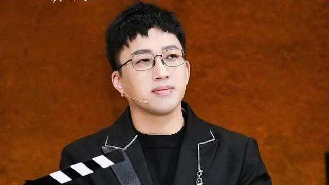 李易峰|李易峰“选妃”画面曝光，现场看视频选人，李易峰的床照也被公开